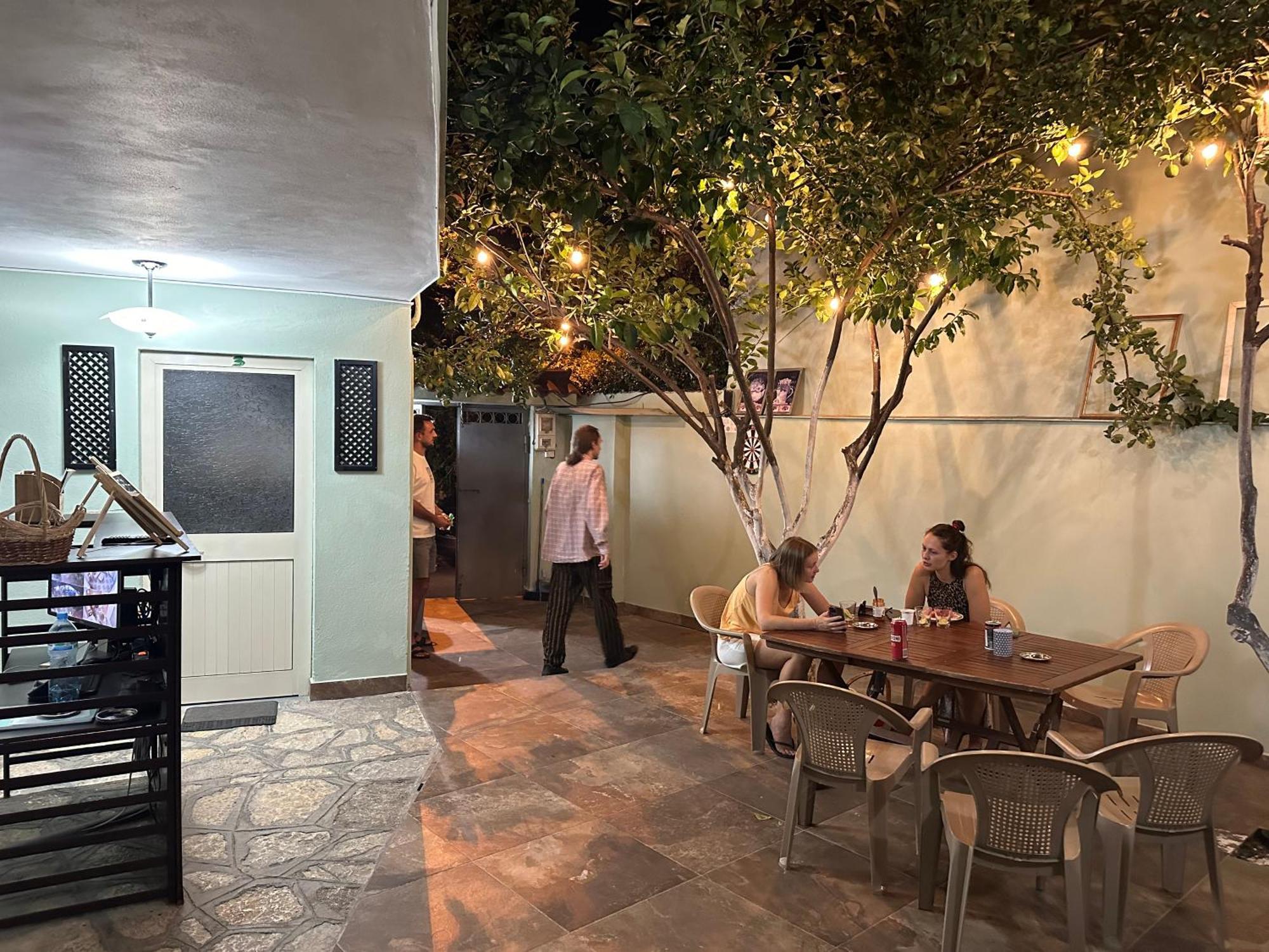 Tirana Lemon Breeze Hostel Екстериор снимка