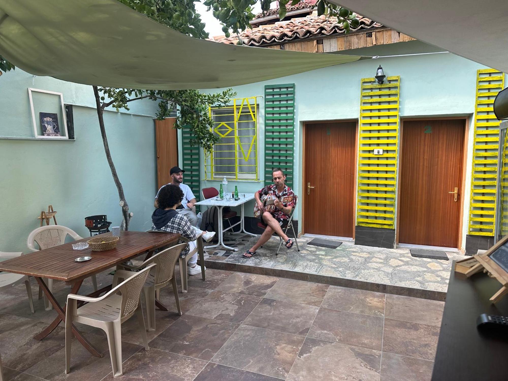 Tirana Lemon Breeze Hostel Екстериор снимка